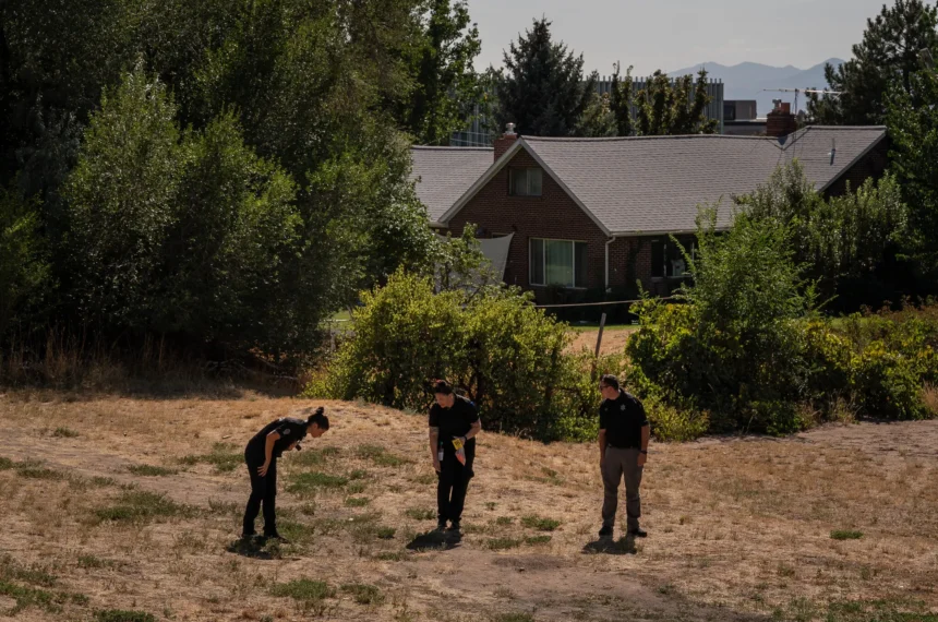 Policiais fizeram buscas na quinta-feira em uma área residencial próxima à Utah Valley University, em Orem.