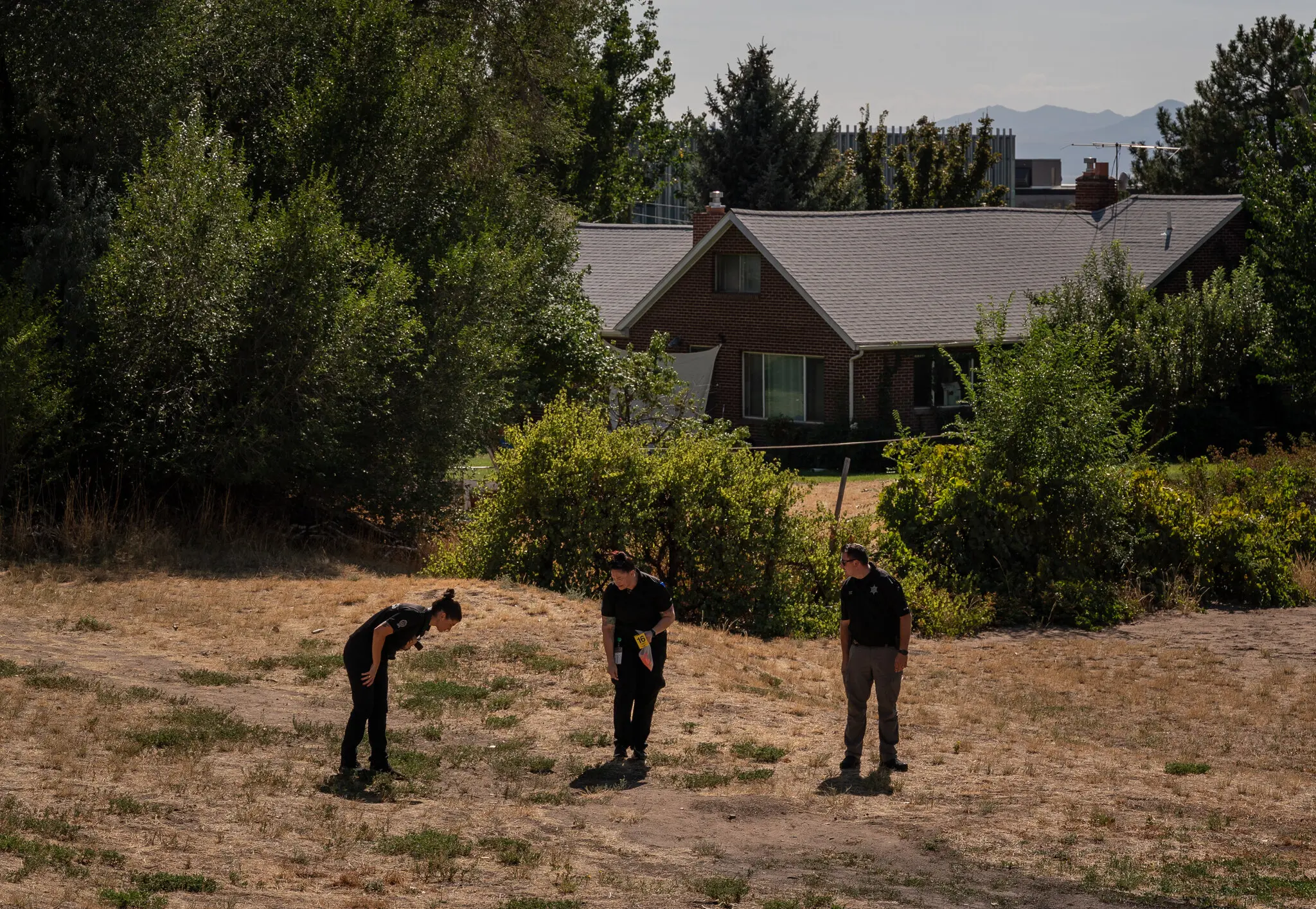 Policiais fizeram buscas na quinta-feira em uma área residencial próxima à Utah Valley University, em Orem.